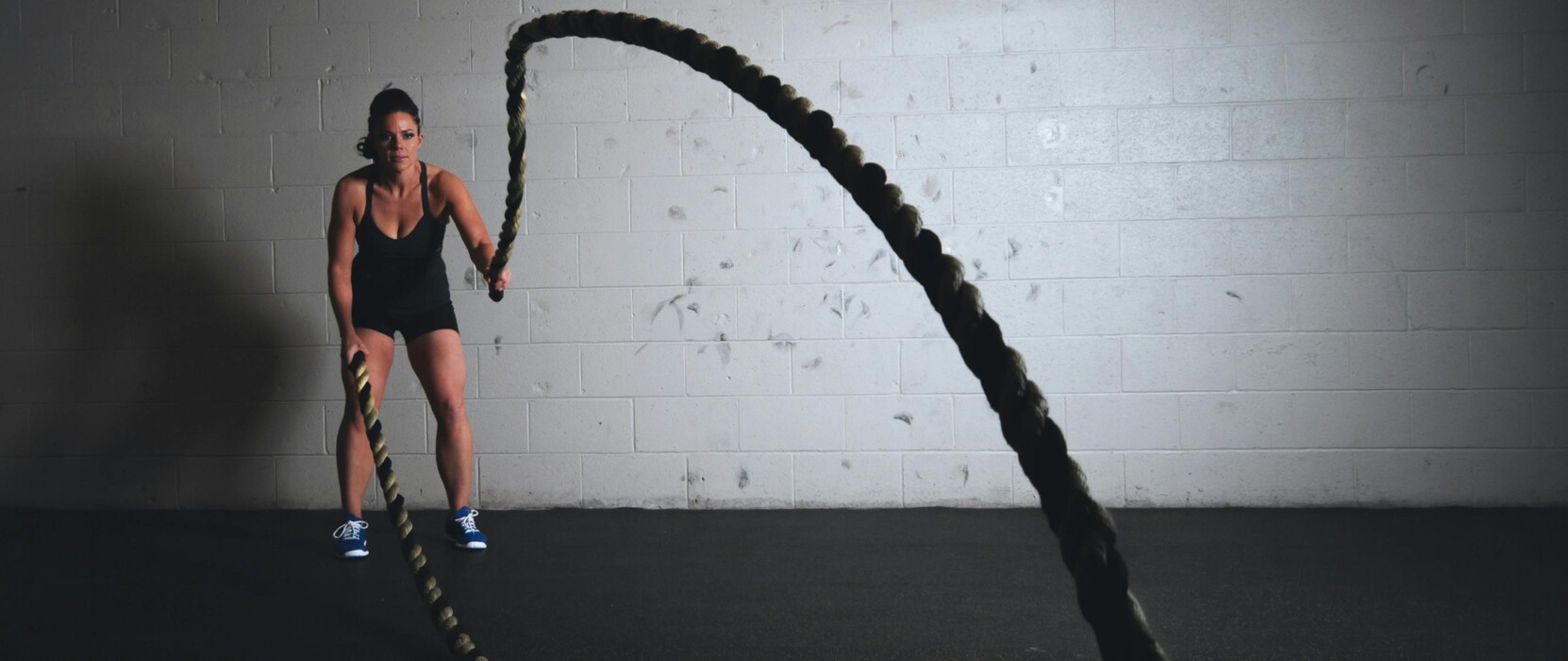 Chica entrenando con la cuerda